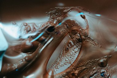 Eski film şeridi köpükle yanar. Plastik yanan baloncuklar 35 mm 'lik eski film şeridini yakar. Yanan baloncuklar izole edilir. Klasik film makarası, sinematik retro etkisi.