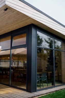 Balkonlu zarif ahşap ev terası. Banyo ve yatak odasının kapıları. Ahşap zeminli, mobilyalı ve muhteşem manzaralı geniş bir teras manzarası..