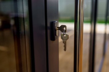 Balkonlu zarif ahşap ev terası. Banyo ve yatak odasının kapıları. Ahşap zeminli, mobilyalı ve muhteşem manzaralı geniş bir teras manzarası..