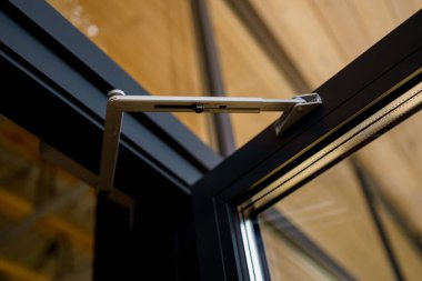 Balkonlu zarif ahşap ev terası. Banyo ve yatak odasının kapıları. Ahşap zeminli, mobilyalı ve muhteşem manzaralı geniş bir teras manzarası..