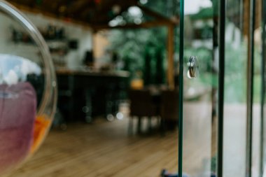 Balkonlu zarif ahşap ev terası. Banyo ve yatak odasının kapıları. Ahşap zeminli, mobilyalı ve muhteşem manzaralı geniş bir teras manzarası..