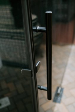 Balkonlu zarif ahşap ev terası. Banyo ve yatak odasının kapıları. Ahşap zeminli, mobilyalı ve muhteşem manzaralı geniş bir teras manzarası..