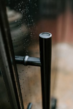 Balkonlu zarif ahşap ev terası. Banyo ve yatak odasının kapıları. Ahşap zeminli, mobilyalı ve muhteşem manzaralı geniş bir teras manzarası..