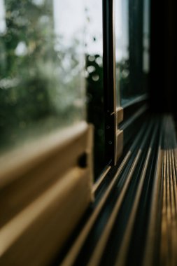 Balkonlu zarif ahşap ev terası. Banyo ve yatak odasının kapıları. Ahşap zeminli, mobilyalı ve muhteşem manzaralı geniş bir teras manzarası..