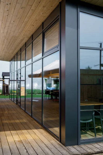 Elegante Terraço Madeira Com Varanda Portas Casa Banho Quarto Panorama — Fotografia de Stock