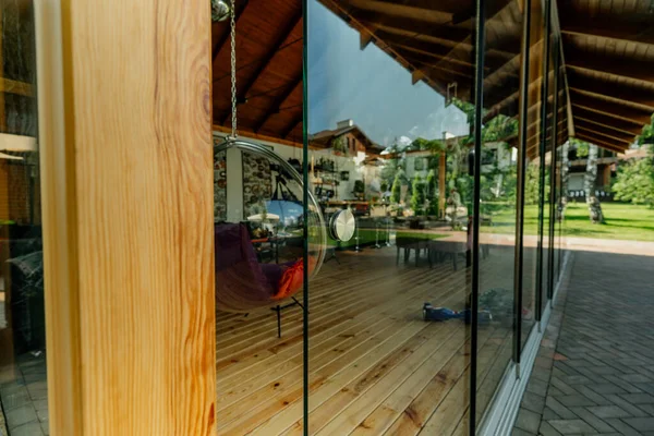 Elegante Terraza Madera Con Balcón Puertas Del Cuarto Baño Dormitorio —  Fotos de Stock