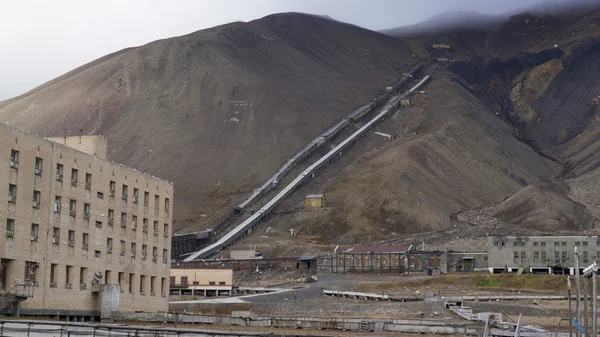 Coal-mining at Pyramiden settlement. Svalbard — Stock Photo, Image