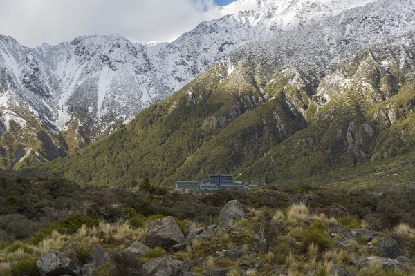 Berge und Hotel. Neuseeland — Stockfoto