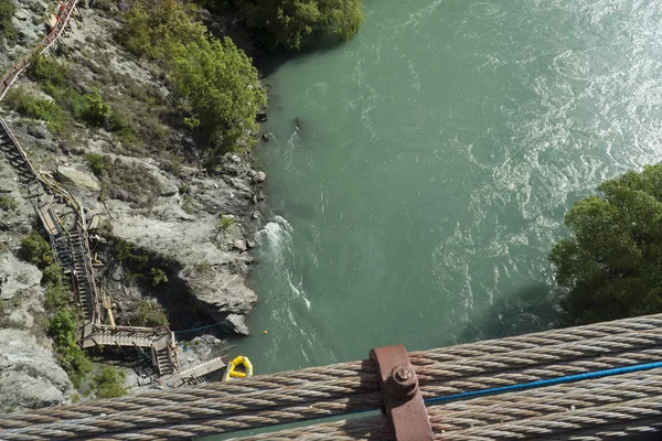 Vista da ponte Kawarau para o rio. Nova Zelândia — Fotografia de Stock