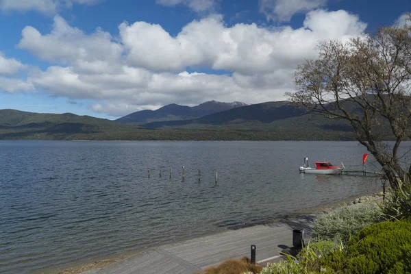 Jezioro z łodzi, Nowa Zelandia — Zdjęcie stockowe