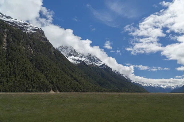 Berge und Grasland. Neuseeland — Stockfoto