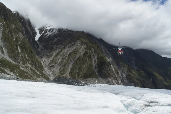 Helicóptero aterrizando en el glaciar Franz Josef —  Fotos de Stock