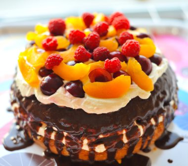 Kek meyve, çilek ve tereyağı krema, ahududu