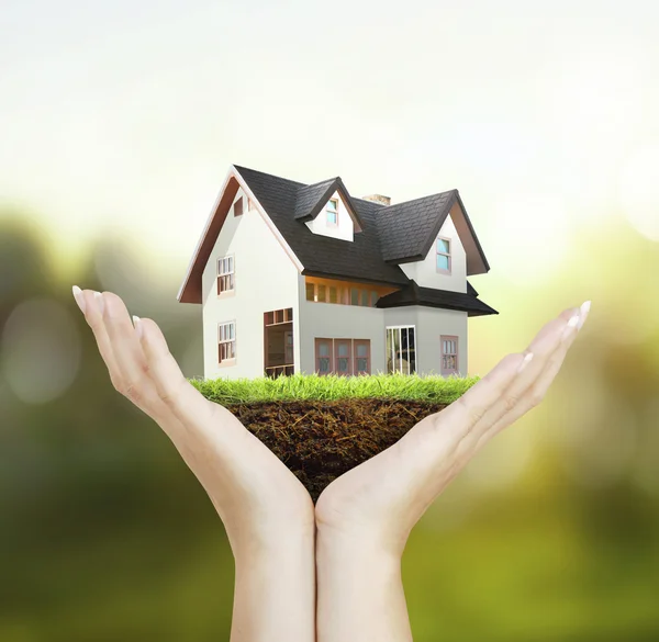 Zakelijke man huis in handen — Stockfoto