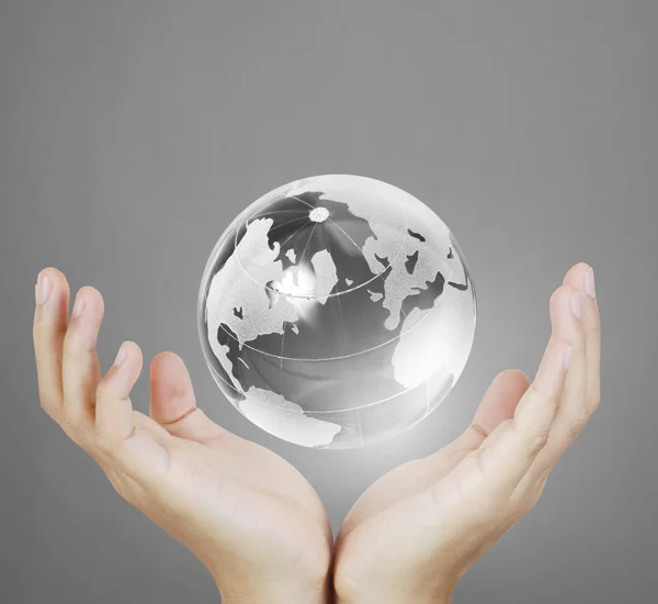 Globe v lidské ruce, ruka drží naši planetu Zemi zářící. Ucho — Stock fotografie