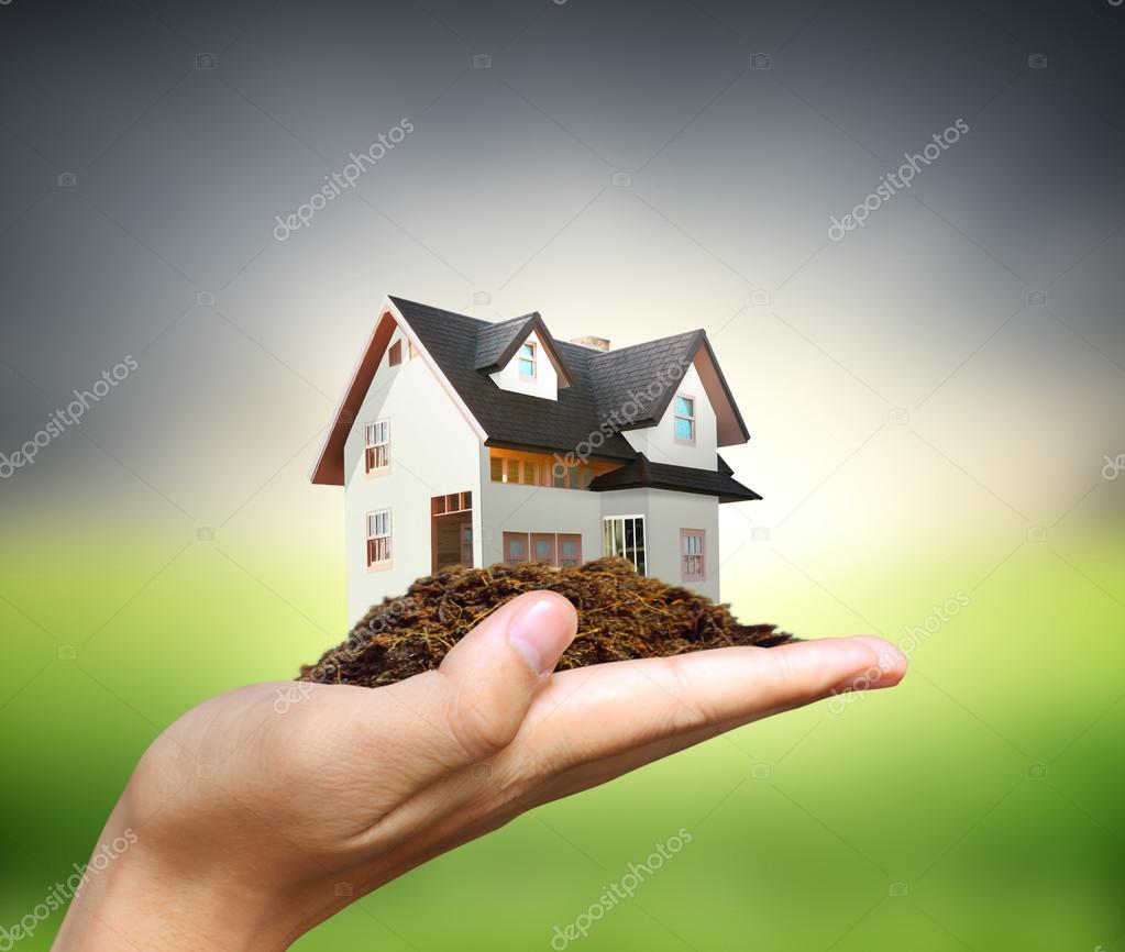 Casa con una pequeña casa en sus manos — Foto de stock © violetkaipa