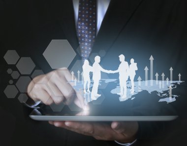 ellerinde dokunmatik tablet