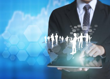 ellerinde dokunmatik tablet