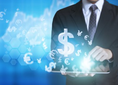 ellerinde dokunmatik tablet