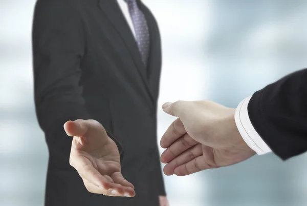 Empresarios dándose la mano — Foto de Stock