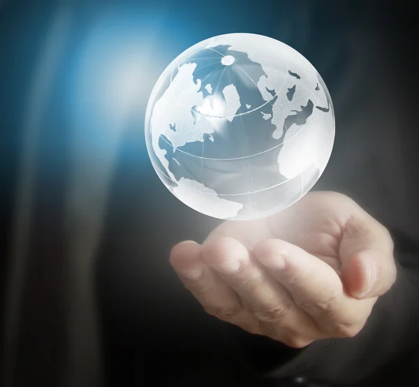 Globe, aarde in de hand, met de hand houden van onze planeet aarde gloeien. EA — Stockfoto