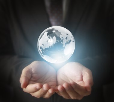 Küre, elinde toprak, parlayan bizim seyyare yerküre tutan el. EA