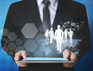 ellerinde dokunmatik tablet