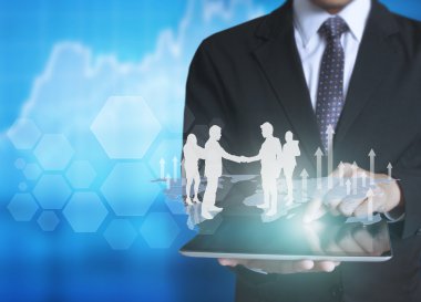 ellerinde dokunmatik tablet