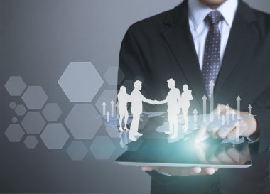 ellerinde dokunmatik tablet