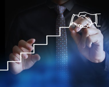 İşadamı grafik büyüyen grafik çizim