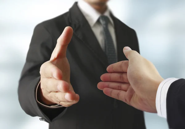 Handshake de negócios com pessoas de negócios — Fotografia de Stock