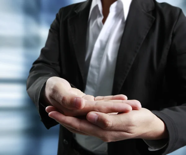 El hombre ofrece mano y celebración — Foto de Stock