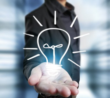 Elinde ampul tutan iş adamının elleri 