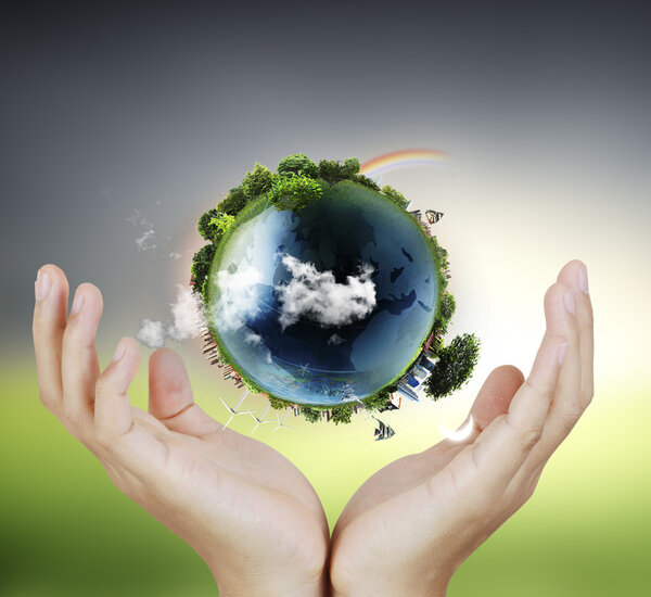 Глобус в человеческой руке, держащий нашу планету Земля сияющей. Ухо
