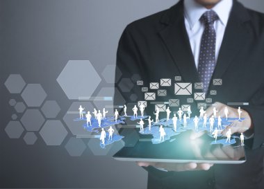 ellerinde dokunmatik tablet