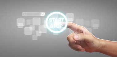 Eller düğme ekran arayüzüne dokunuyor küresel bağlantı müşteri ağ veri alışverişi