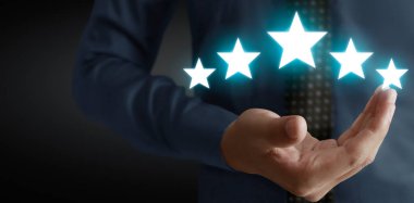 İnsan eliyle yükselen beş yıldızda artış, değerlendirme sınıflandırma konseptini artırma