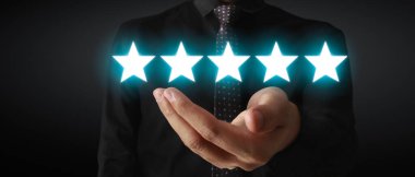 İnsan eliyle yükselen beş yıldızda artış, değerlendirme sınıflandırma konseptini artırma