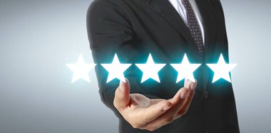 İnsan eliyle yükselen beş yıldızda artış, değerlendirme sınıflandırma konseptini artırma