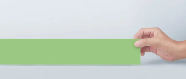 Закройте Руку Держась Пустую Бумагу — стоковое фото