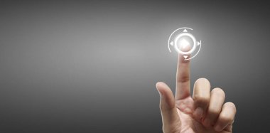 Eller düğme ekran arayüzüne dokunuyor küresel bağlantı müşteri ağ veri alışverişi