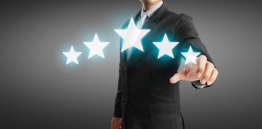 Yükselen beş yıldızın yükselen eline dokunmak. Değerlendirme ve sınıflandırma kavramını arttır