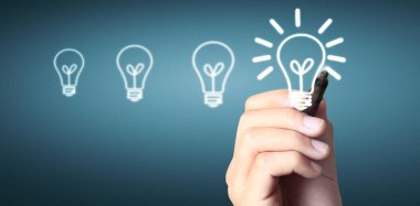 İnsan elini kapat ve ampulü çiz