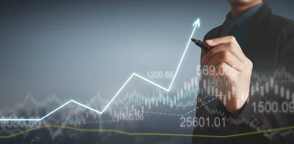 グラフを描く手 成長のグラフの株式 — ストック写真