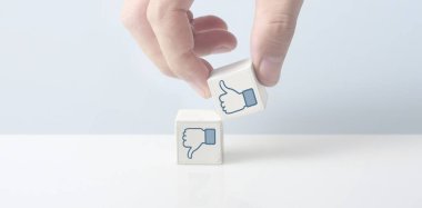 Yaratıcı fikir ve yenilik kavramı. sembollü küp bloğu