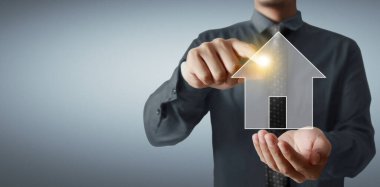 Ekranda ev modeli, aile evi ve sigorta konseptini koruma