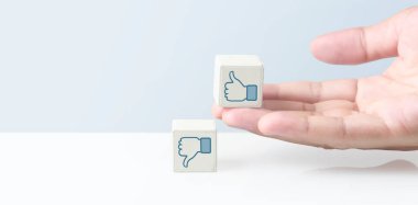 Yaratıcı fikir ve yenilik kavramı. sembollü küp bloğu