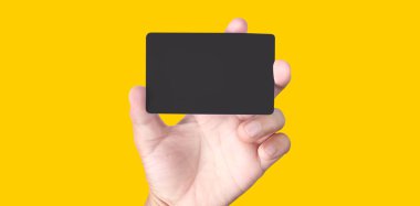 Elinde boş bir siyah kart olan el kamerasını kapat. Eldeki kredi kartı izole edildi