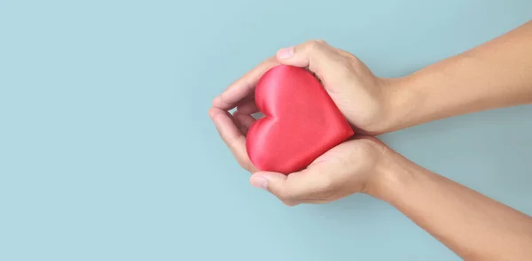 Hände Die Ein Rotes Herz Halten Konzepte Zur Herzgesundheit — Stockfoto