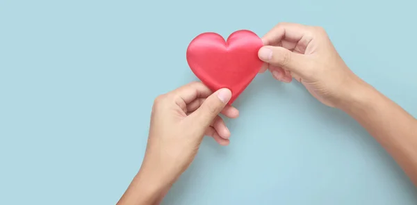 赤いハートを持つ手 心臓の健康寄付の概念 — ストック写真